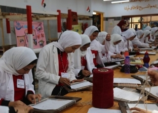 «بناتك يا مصر».. طالبات مدرسة فوه للنسيج يحولن الكليم والسجاد لقطع فنية