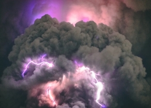 صور مذهلة ترصد لحظة التقاء صاعقة مع سحابة بركانية في اليابان