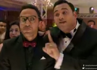 فيديو| بأغنية من "ريح المدام".. أكرم حسني يرقص مع أحمد فهمي بحفل زفافه