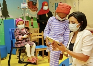 سهر الصايغ تزور مستشفى سرطان الأطفال في الصعيد (صور)
