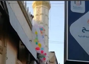 فيديو يوثق لحظة سقوط شاب من أعلى مسجد بسوهاج: «بيوزع بلالين العيد»