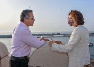 مديرة اليونسكو تستقل «الحنطور» في جولة سياحية بالإسكندرية