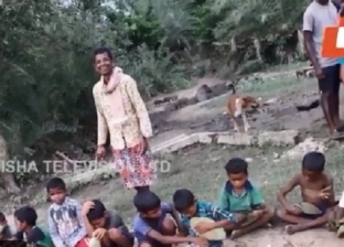 فيديو.. قرية هندية تجبر أطفالها على شرب الكحول لوقايتهم من كورونا