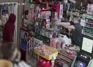 بالفيديو| بائع يطلق الرصاص على لصوص حاولوا سرقته