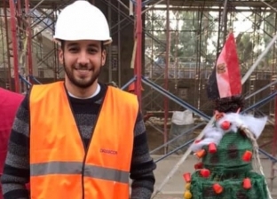 «مهندس السعادة» يصنع من الفسيخ شربات: شجرة كريسماس من الخردة في الموقع