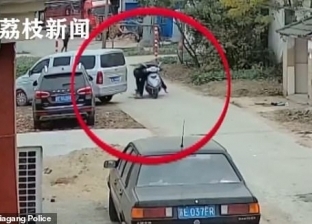 فيديو وصور.. صيني يصطاد كلاب الشوارع بسهام مسمومة لبيع لحومها في مطعمه
