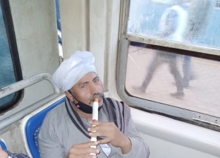 سر رحلة قطار «6 إلا تلت».. رمضان يمنح البهجة للركاب على أنغام «الناي» (فيديو)