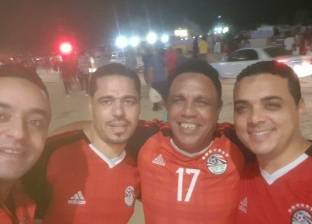 الجماهير تلتقط «سيلفي» مع والد «النني»: «منتخب مصر صعد كأس العالم»