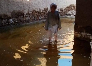 "الشتا داخل وماليش مأوى".. عجوز يعيش 4 سنوات وسط مياه المجاري ولا أحد ينجده