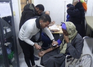 قافلة جامعة المنيا توقع الكشف الطبي على 915 مواطنا بقرية "الديابة"