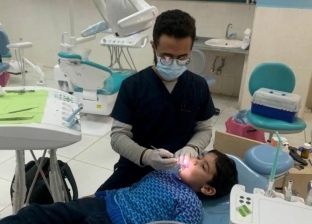 حلاق ونقاش ثم مصور فطبيب أسنان.. الدكتور كريم رحلة كفاح عمرها 18 عامًا
