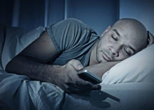 احذر استخدام الهاتف قبل النوم.. يعرضك لهذا الخطر