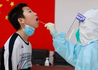 الصين تطلق أول تجربة تتابعية في العالم لتقييم لقاح «أوميكرون»
