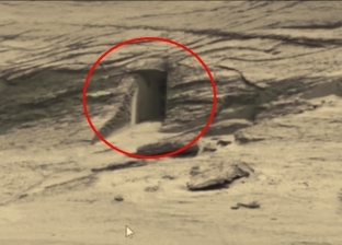 يشبه قبور الفراعنة.. حقيقة صورة باب على سطح المريخ بثتها «ناسا»