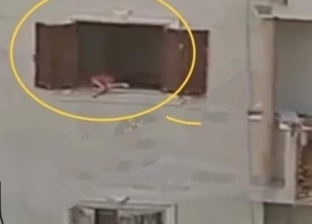 تفاصيل حادث سقوط طفلة وقت صلاة العيد: أهلها تركوها في شقة غارقة