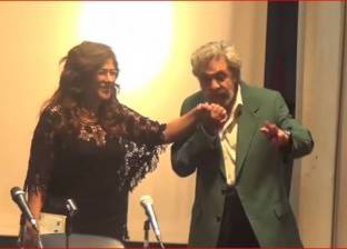 بالفيديو| سمير الإسكندراني يقبل يد فاطمة ناعوت 3 مرات في صالون ثقافي
