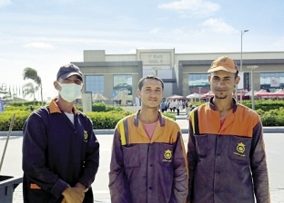 عمال النظافة  جنود "المعرض" المجهولون: 12ساعة يومياً لدورة  "زي الفل"