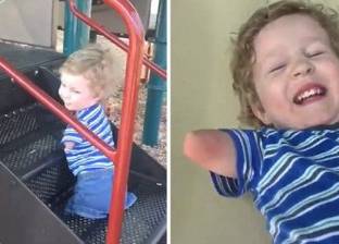 بالفيديو| طفل أمريكي فاقد الأطراف يلهو في الحديقة دون مساعدة