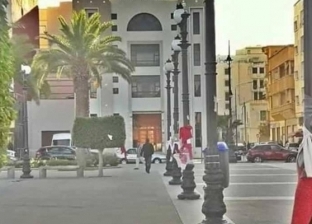 ملابس معلقة في الشارع لحماية المشردين من البرد بالمغرب: اتفضل والبس