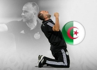 بالصور| بلماضي يحتفل مع جماهير الجزائر بكأس الأمم أمام فندق الإقامة