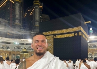 ملاكم شهير ينشر صورة من أمام الكعبة بعد إعلان إسلامه.. بيعمل عمرة رمضان