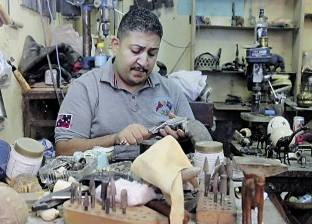 بالفيديو| «أحمد».. فنان «القرن»: ينحت عظام الجاموس.. ويحولها إلى تحف