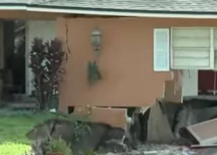 بالفيديو| حفرة تبتلع منزلين وجزءا من الطريق في فلوريدا