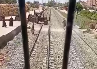 سائق قطار ينقذ الركاب من كارثة: جرار زراعي اقتحم القضبان