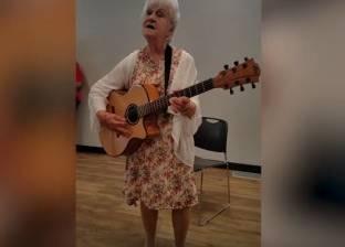 بالفيديو| مسنة تغني لأصدقائها في عيد ميلادها الـ90