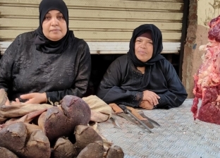 «جمعهما المدبح والشقا».. حكاية صداقة سيدتين في «سوق العفشة» عمرها 30 عاما