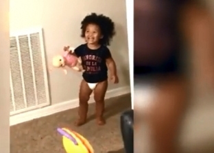 بالفيديو| طفلة تصرخ فزعا من "شبح الهالوين"
