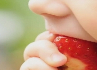 استشاري جراحات صدر لـ إيمان الحصري: وفاة طفل بسبب «حبة فراولة» واقعة غريبة