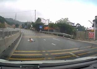 بالفيديو| على طريقة "Baby's Day Out".. طفل يعبر طريق سريع في فيتنام
