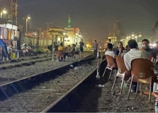 أول تعليق من صاحب قهوة على شريط قطار بكفر الشيخ: «الصورة حقيقية»