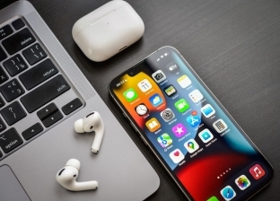 بهاتف واحد وخطوات بسيطة.. طريقة توصيل زوجين من سماعات AirPods بجهازك