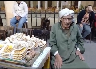 كفاح «عم محمد» على عربية الترمس.. رفض مساعدة أبنائه ونفسه في عمرة