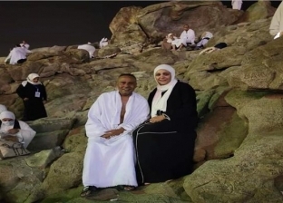 الفنان محمود عبد المغني يؤدي مناسك الحج رفقة زوجته: ربنا يكتبها لكم جميعا
