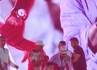 تامر حسني يوجه التحية لنجل مؤمن زكريا بحفله في مهرجان العلمين الجديدة