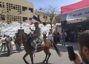 "رقص بالخيل ومزمار".. المواطنون يشاركون في الاستفتاء بـ6 أكتوبر