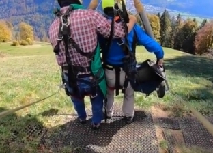بالفيديو| "تجربة الموت".. سائح ينجو بإعجوبة من ارتفاع 1200 متر