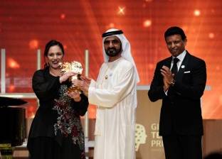 حاكم دبي يمنح سيدة جائزة "فاركي" لأفضل معلم في العالم