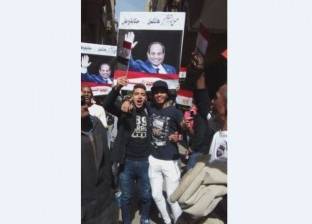 أعلام مصر مجانا وصور السيسي تغزو محيط "الزمالك القومية المشتركة"