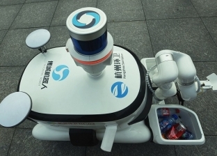 الصين تبتكر روبوت لجمع القمامة وإعادة تدويرها