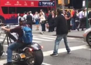 بالفيديو| مخمور يتسابق مع دراجة نارية
