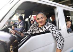 مسنة سائقة ميكروباص بالمقطم.. «أم رانيا»: «بقالي 15 سنة في الشغلانة»