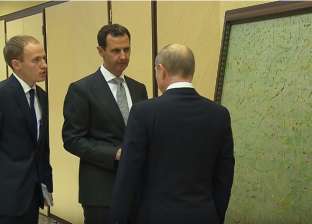 بالفيديو| الأسد يقدم هدية لـ"بوتين".. شاهد رد فعل الرئيس الروسي