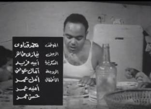 بالفيديو| "البطيخة".. فيلم قصير لـ محمد خان عن حياة الموظفين عام 1972