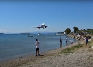 هبوط طائرة فوق رؤوس السياح باليونان.. مشهد يحبس الأنفاس «فيديو»