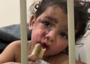 مشهد حزين لطفل فقد والديه في زلزال تركيا.. «جلس وحيدا داخل المستشفى»