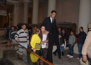 الأطول والأقصر في العالم بالملابس الرسمية في المتحف المصري